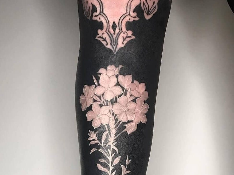 blackwork tattoo leg